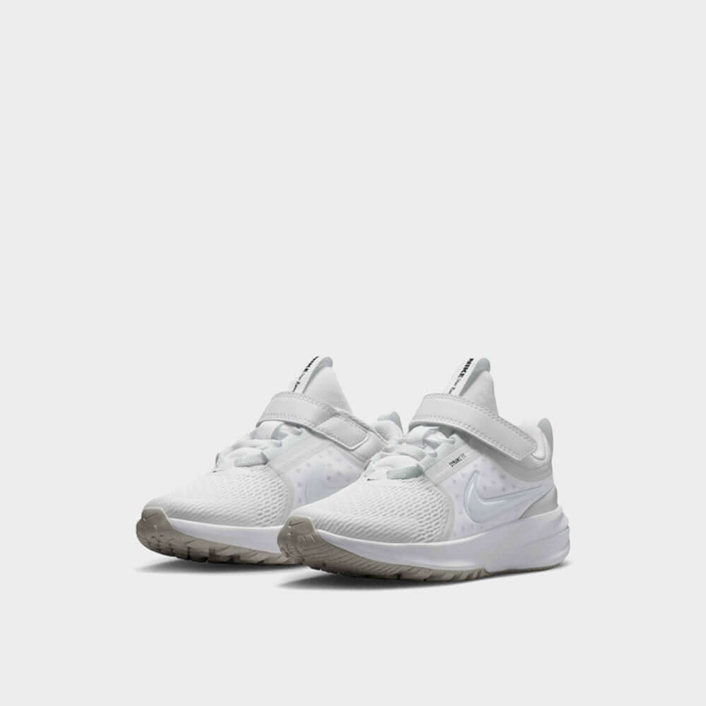 white nike shoes runners